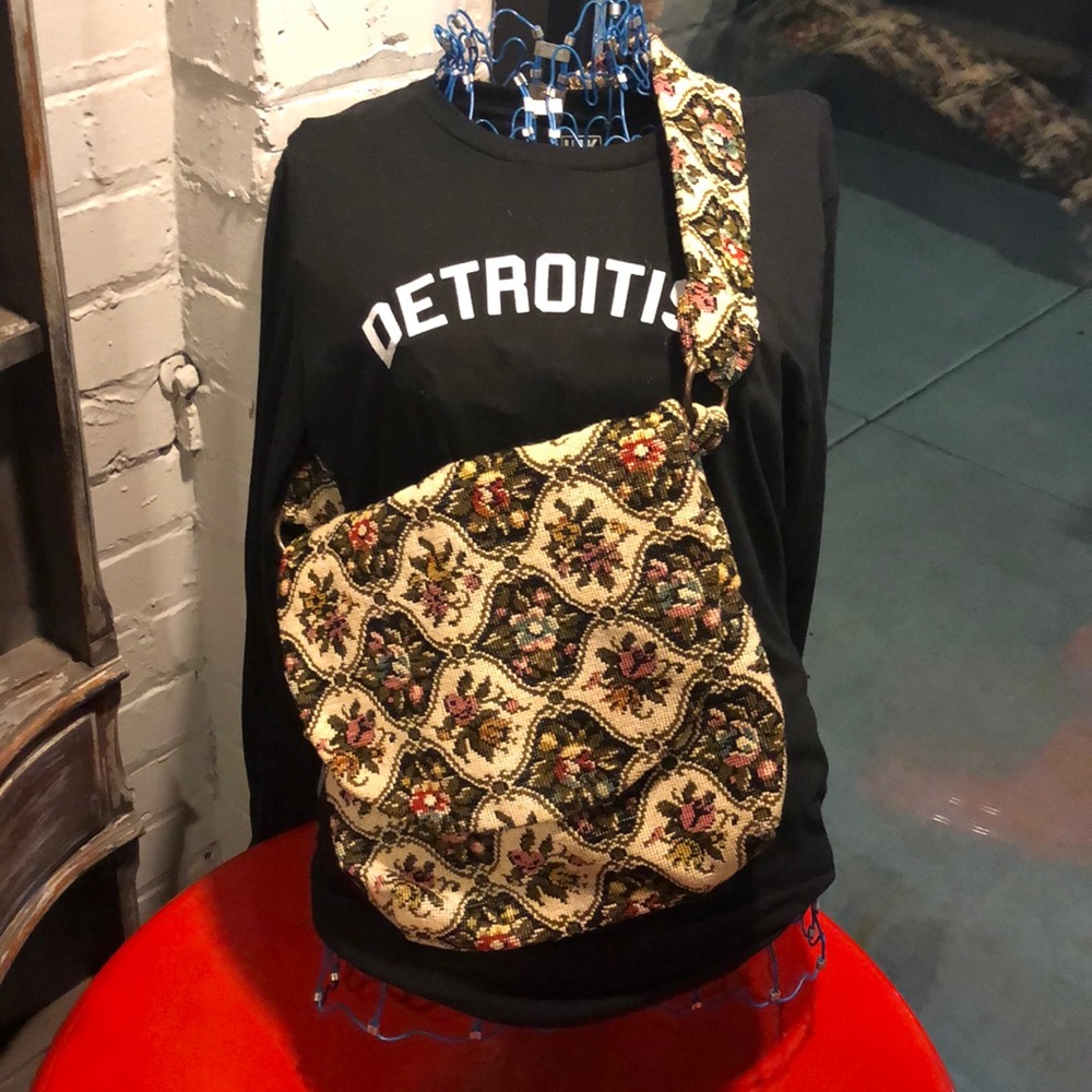Very Vintage Tapestry Shoulder Flap Style Purse